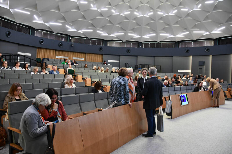 Powiększ obraz: Uczestnicy konferencji naukowej „Potrzeby społeczne w świetle zmian demograficznych zdjęcie 44