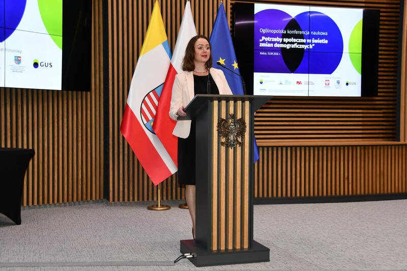 Powiększ obraz: Uczestnicy konferencji naukowej „Potrzeby społeczne w świetle zmian demograficznych zdjęcie 24