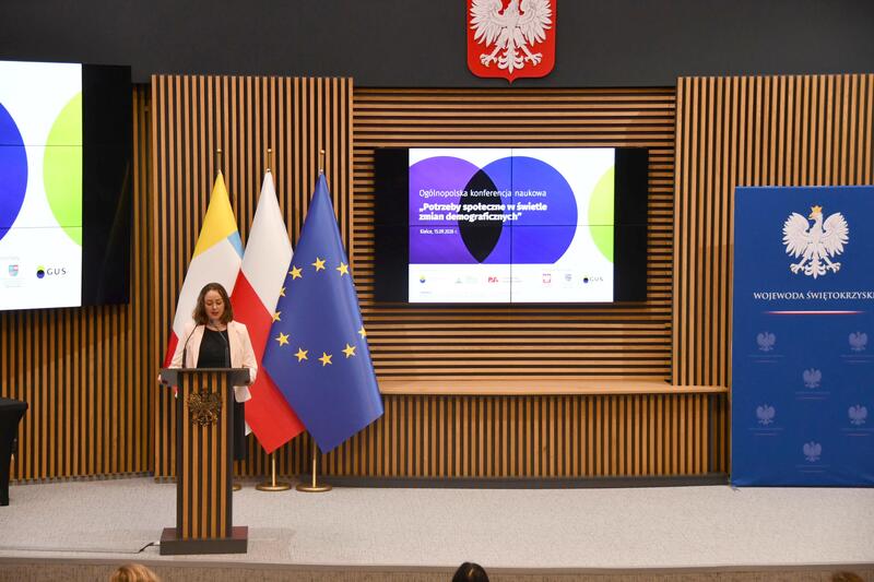 Powiększ obraz: Uczestnicy konferencji naukowej „Potrzeby społeczne w świetle zmian demograficznych zdjęcie 3