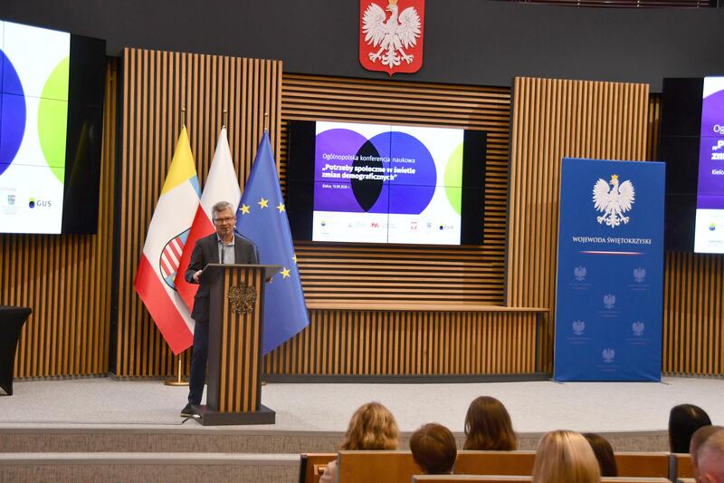 Powiększ obraz: Uczestnicy konferencji naukowej „Potrzeby społeczne w świetle zmian demograficznych zdjęcie 4