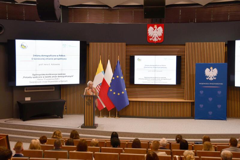 Powiększ obraz: Uczestnicy konferencji naukowej „Potrzeby społeczne w świetle zmian demograficznych zdjęcie 6
