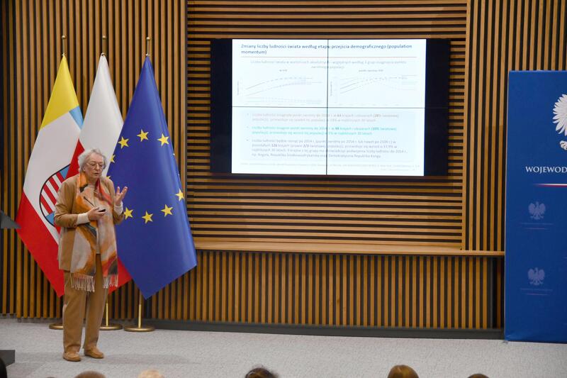 Powiększ obraz: Uczestnicy konferencji naukowej „Potrzeby społeczne w świetle zmian demograficznych zdjęcie 7