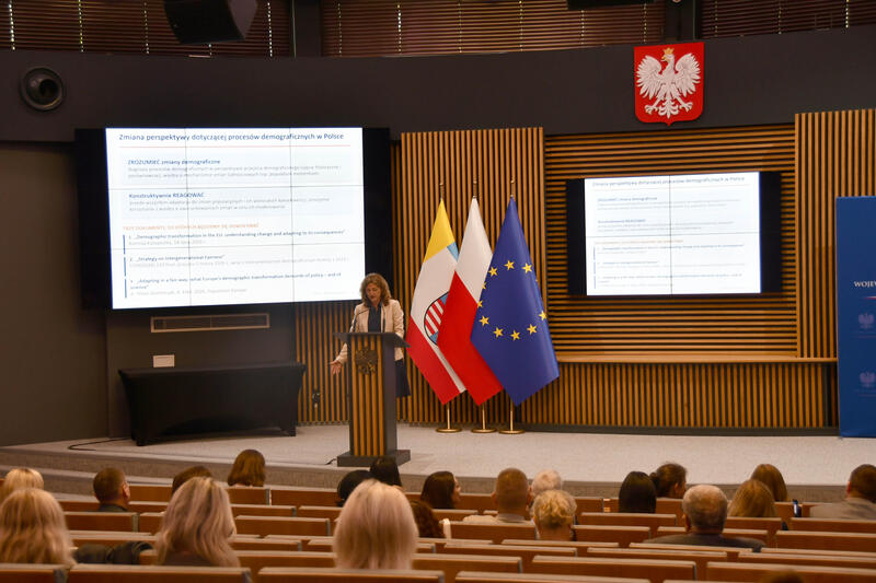 Powiększ obraz: Uczestnicy konferencji naukowej „Potrzeby społeczne w świetle zmian demograficznych zdjęcie 25