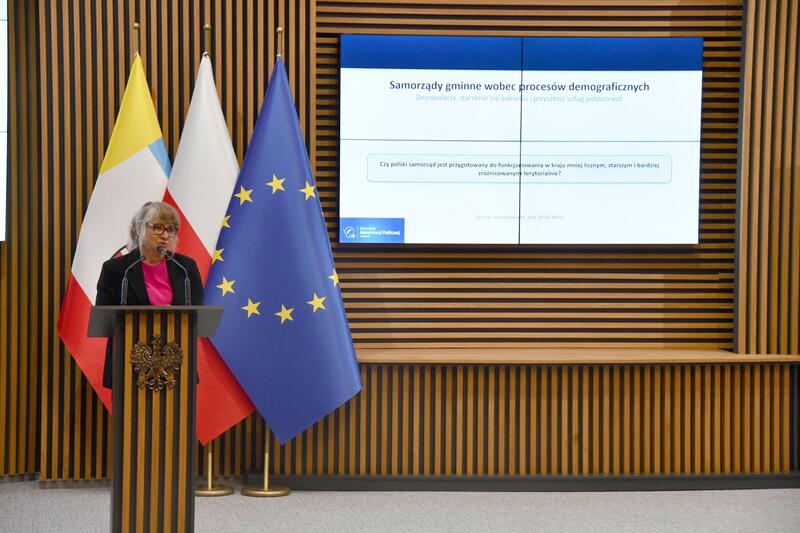 Powiększ obraz: Uczestnicy konferencji naukowej „Potrzeby społeczne w świetle zmian demograficznych zdjęcie 8