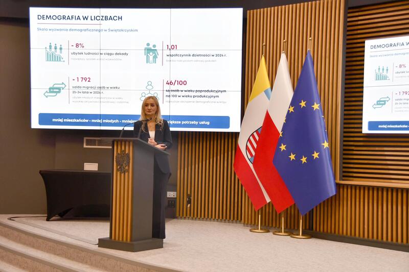 Powiększ obraz: Uczestnicy konferencji naukowej „Potrzeby społeczne w świetle zmian demograficznych zdjęcie 10
