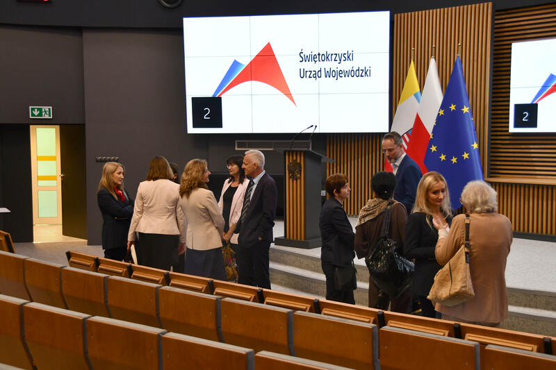 Powiększ obraz: Uczestnicy konferencji naukowej „Potrzeby społeczne w świetle zmian demograficznych zdjęcie 30