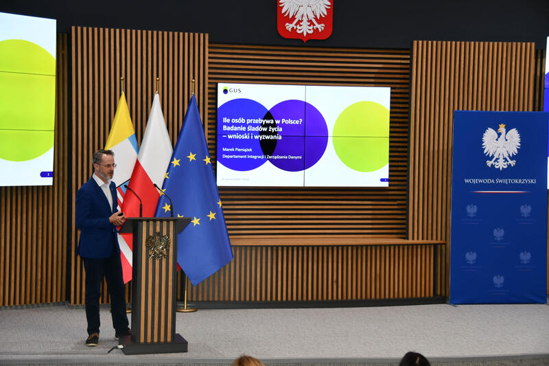 Powiększ obraz: Uczestnicy konferencji naukowej „Potrzeby społeczne w świetle zmian demograficznych zdjęcie 31
