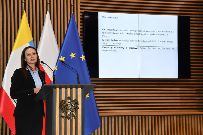 Powiększ obraz: Uczestnicy konferencji naukowej „Potrzeby społeczne w świetle zmian demograficznych zdjęcie 15