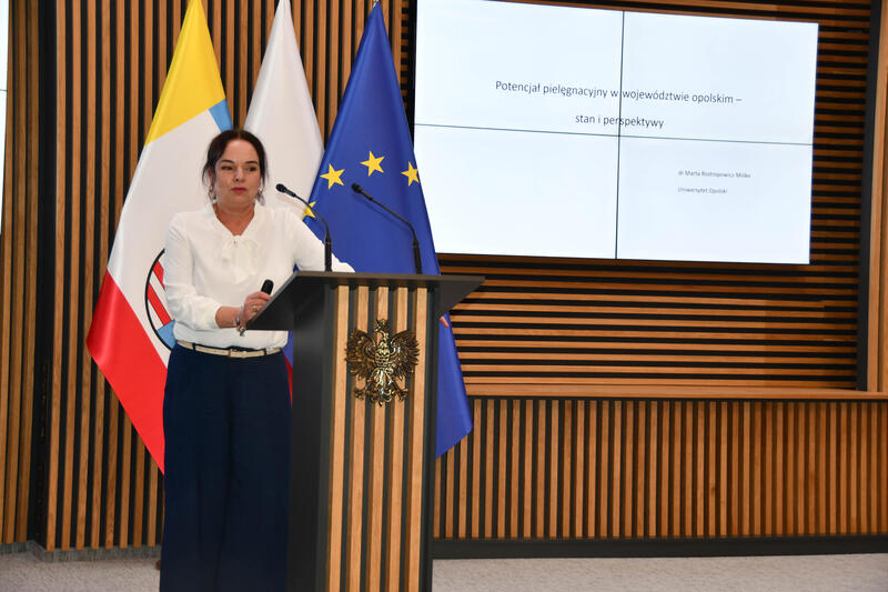 Powiększ obraz: Uczestnicy konferencji naukowej „Potrzeby społeczne w świetle zmian demograficznych zdjęcie 32