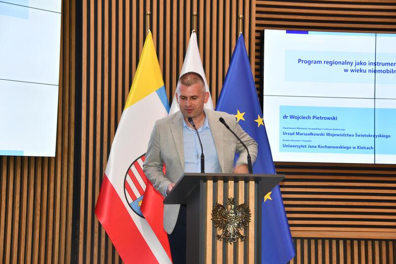Powiększ obraz: Uczestnicy konferencji naukowej „Potrzeby społeczne w świetle zmian demograficznych zdjęcie 17