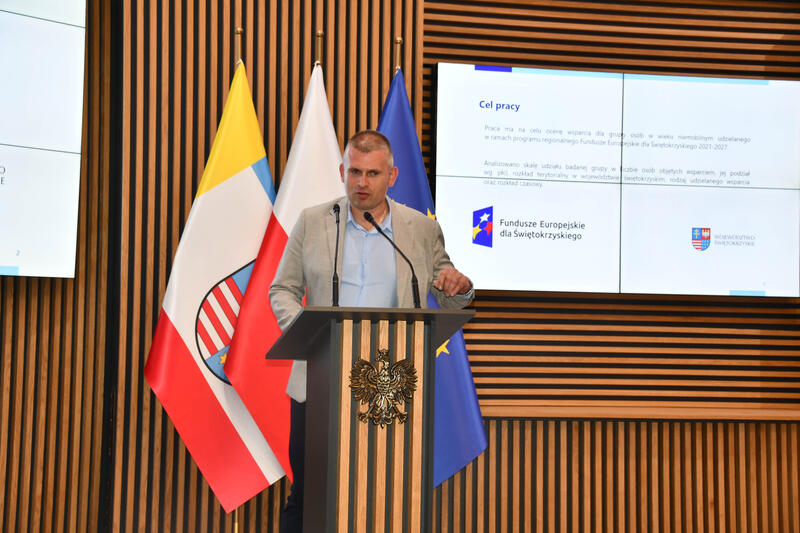 Powiększ obraz: Uczestnicy konferencji naukowej „Potrzeby społeczne w świetle zmian demograficznych zdjęcie 37