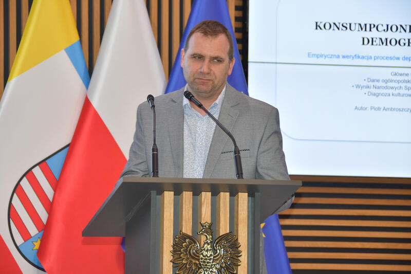 Powiększ obraz: Uczestnicy konferencji naukowej „Potrzeby społeczne w świetle zmian demograficznych zdjęcie 23