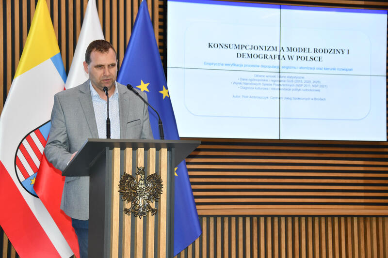 Powiększ obraz: Uczestnicy konferencji naukowej „Potrzeby społeczne w świetle zmian demograficznych zdjęcie 38