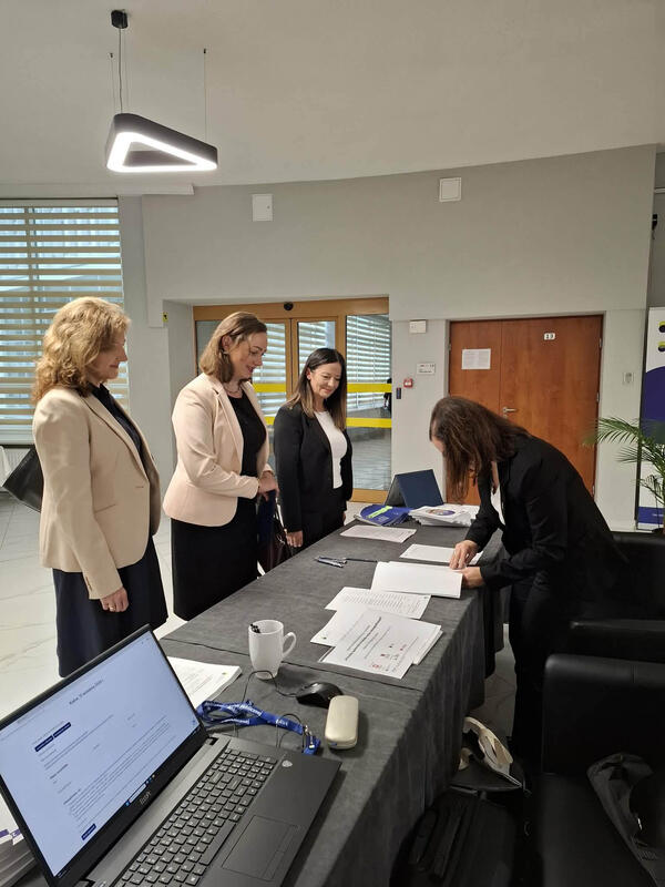 Powiększ obraz: Uczestnicy konferencji naukowej „Potrzeby społeczne w świetle zmian demograficznych zdjęcie 42