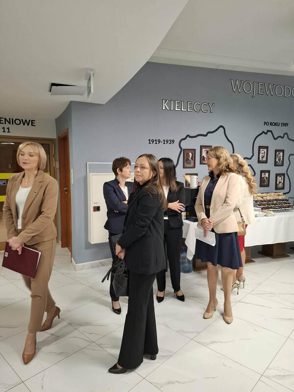 Powiększ obraz: Uczestnicy konferencji naukowej „Potrzeby społeczne w świetle zmian demograficznych zdjęcie 41