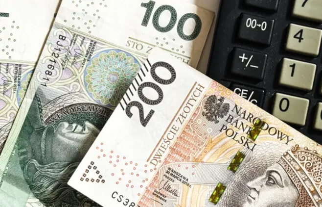 polskie papierowe pieniądze o nominale 100 i 200 zł
