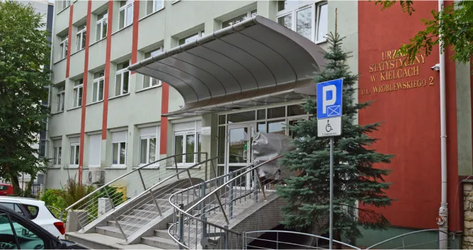 Budynek – siedziba Urzędu Statystycznego w Kielcach. Nowoczesny 3-piętrowy obiekt o prostych, geometrycznych kształtach, z dużymi oknami i jasną elewacją. Przed budynkiem znajduje się główne wejście, które prowadzi do wnętrza obiektu.